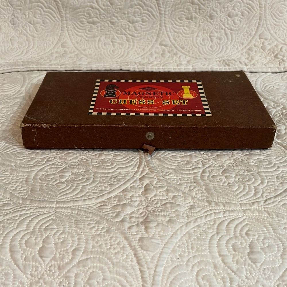 ES‎ Lowe magnetic chess set